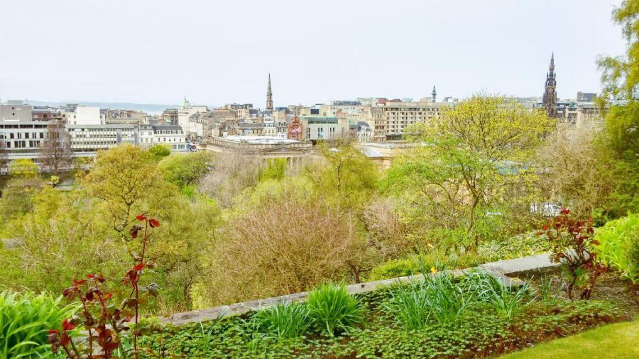 Ramsay Gardens - Grand 4-Bedroom Apartment Next To Castle — Photos 1